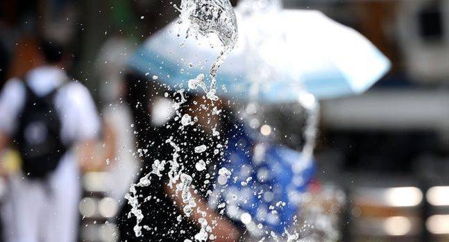 더운 날씨가 이어지고 있는 5일 대구 중구 동성로에서 양산을 쓴 시민들이 이동하고 있다. ⓒ 뉴시스