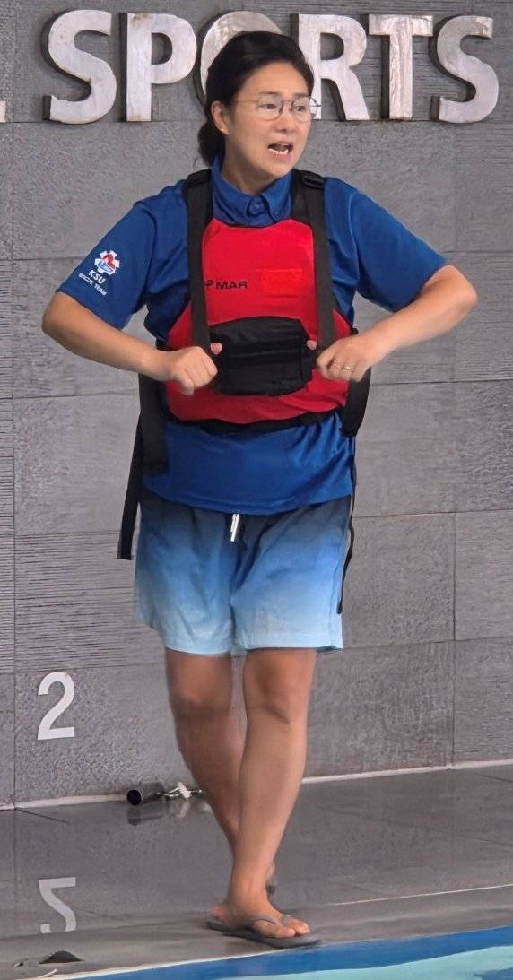 하셈희 대한안전연합 경기중앙본부 본부장이 수상 안전교육을 하고 있다. 그는 최근 계곡과 강가에서 물놀이하다 사망하는 사고에 대해 “구명조끼만 입어도 죽음을 막을 수 있다”고 강조했다. 대한안전연합 경기중앙본부 제공.