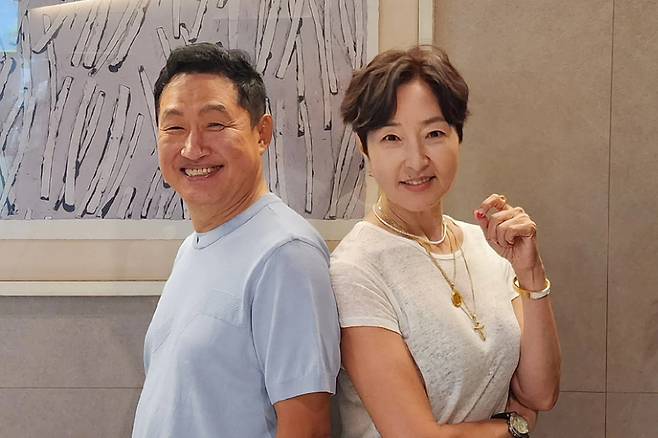 가수로 살면서 이렇게 등 마주 대고 친남매처럼 지낼 줄 알았을까. 잘했다, 만나길. 우리 둘. 수라야! 범룡 오빠!. 유재영 기자 elegant@donga.com