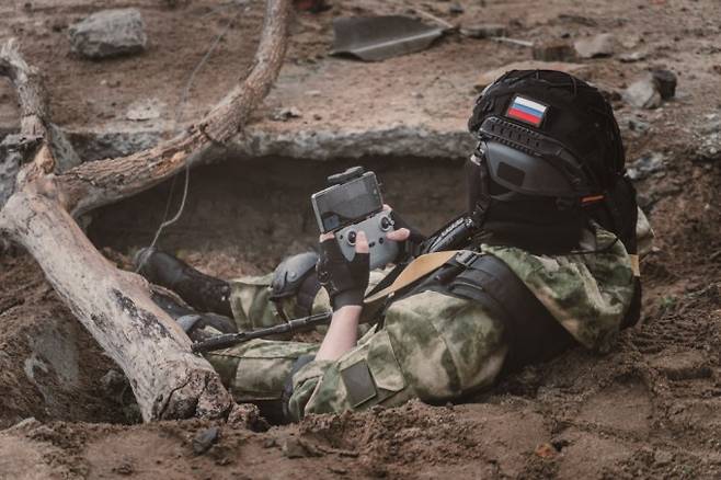 2025년 2월 참호 속에 앉아 원격 드론 조종 장치를 조작하는 러시아의 드론병. 드론병이 쥐고 있는 조종간은 마치 플레이스테이션이나 닌텐도와 같은 무선 게임기를 연상케 한다. 게티이미지뱅크 제공