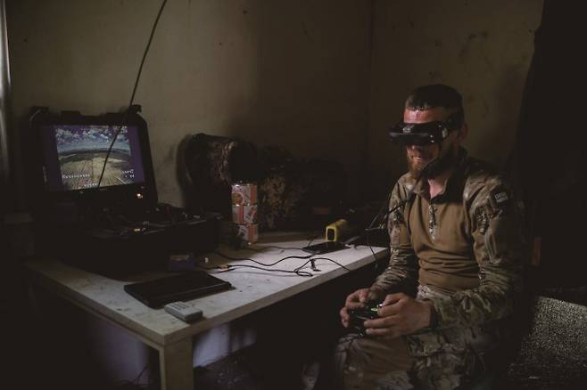 미국을 비롯한 여러 군대에서 드론을 운용하는 병사는 실내에서 화면을 통해 작전을 수행한다. 이 때문에 에마누엘 고피 프랑스 파리디지털테크놀로지대 윤리학과 교수는 "편리한 살상 문화가 찾아왔다”고 우려했다. US Army 제공