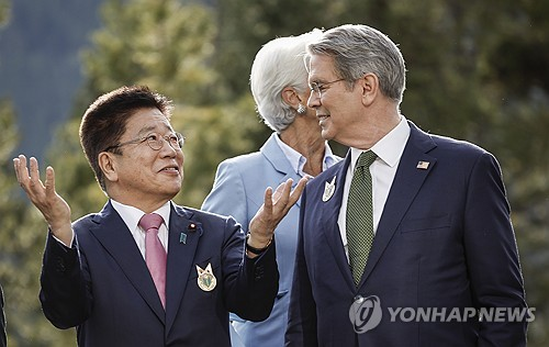 스콧 베선트 미국 재무장관과 가토 가쓰노부 일본 재무상. [AP=연합뉴스]