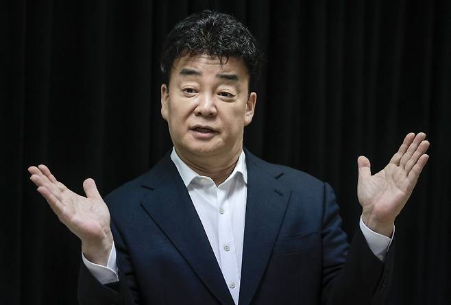 백종원 더본코리아 대표가 지난 3월 28일 서울 서초구의 한 회의 공간에서 열린 더본코리아 주주총회에서 취재진의 질문에 답하고 있다. 뉴시스