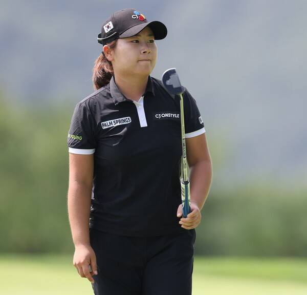 김아림, 안나린, 박지영, 이예원, 박현경, 방신실, 노승희, 황유민, 고지우, 이가영, 이다연, 배소현, 한진선, 유현조 프로 등이 출전하는 2025년 한국여자프로골프(KLPGA) 투어 메디힐·한국일보 챔피언십에 출전한 홍정민 프로가 2라운드에서 경기하는 모습이다. 사진제공=KLPGA