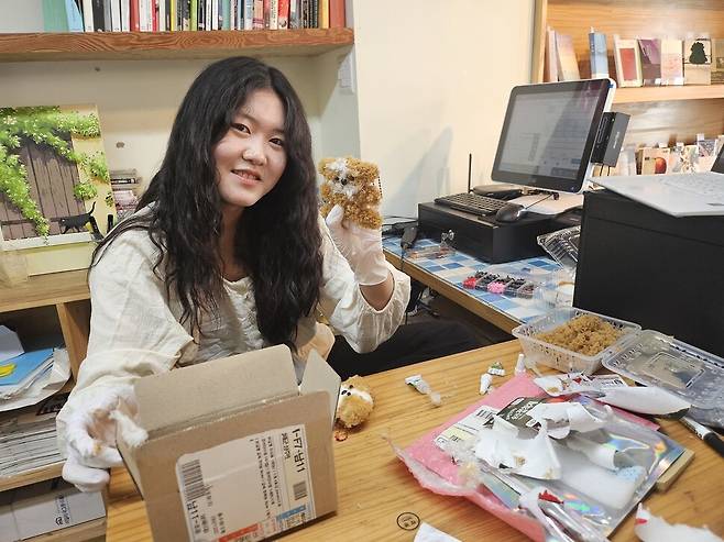 몽덕이 키링을 만들고 있는 푸름이. 김소민 제공