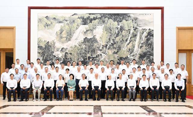 3일 베이다이허에 집결한 중국 57명의 전문가와 차이치(첫 줄 가운데) 상무위원이 기념사진을 촬영하고 있다. 연합뉴스