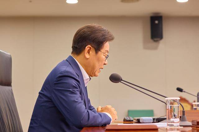 이재명 대통령이 14일 서울 용산 대통령실 청사에서 열린 수석·보좌관 회의에서 발언을 하고 있다. 이재명 대통령 사회관계망서비스 캡처