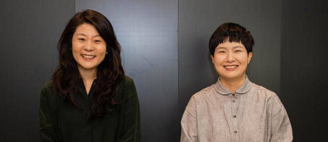'하와이 딜리버리'를 펴낸 황선우(왼쪽)·김하나 작가. 한국일보 자료사진
