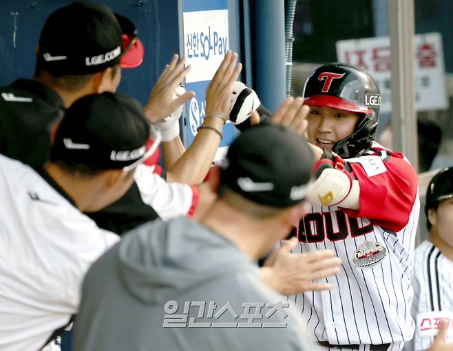 28일 오후 서울 잠실야구장에서 열린 프로야구 한화와 LG 경기. LG 최원영이 6회말 좌월 2점 홈런을 기록한 뒤 기뻐하고 있다. 잠실=정시종 기자 /2024.07.28.