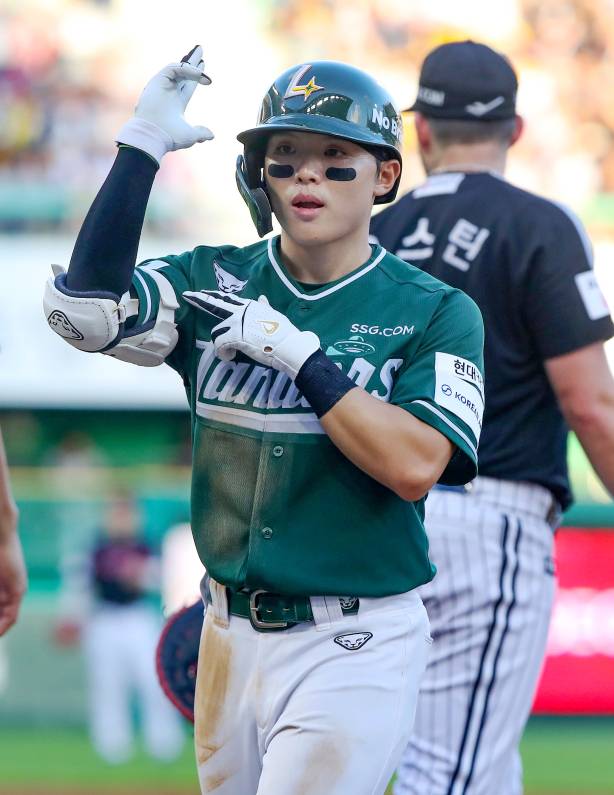 15일 인천 LG전에서 5타수 2안타를 기록한 정준재. 이날 정준재는 치리노스 상대로 2안타를 때려내며 상대전적 강세를 이어갔다. SSG 제공