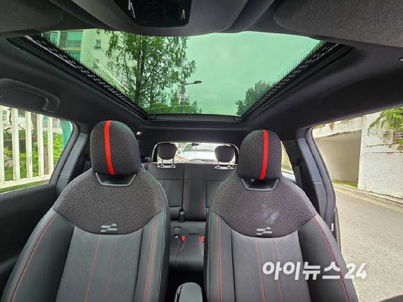 '더 뉴 올-일렉트릭 미니 JCW' 인테리어. [사진=김종성 기자]