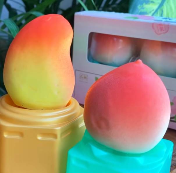 해외에서 '완판 행진'을 이어가던 과일 모양 아이스크림이 큰 인기를 끌고 있다. 사진은 해당 아이스크림. [사진=틱톡 @diaryofatrendaholic]