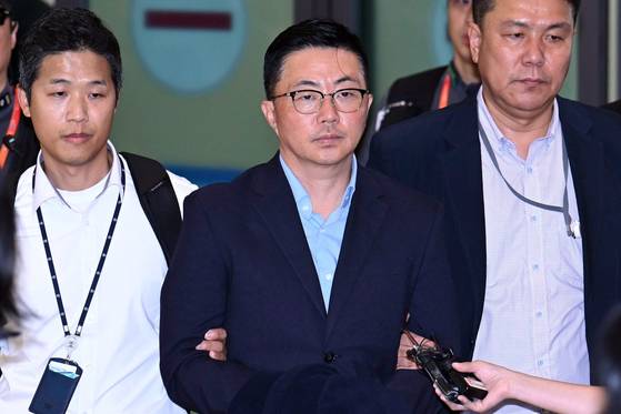 김건희 여사의 집사로 알려진 김예성 씨가 12일 베트남에서 입국 후 인천공항에서 체포돼 압송되고 있다. 김경록 기자. 2025.08.12.