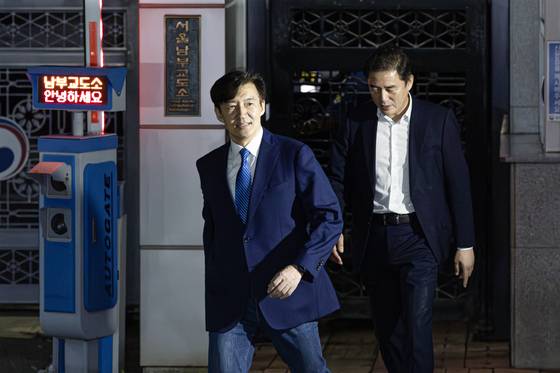 15일 광복절 특별사면으로 사면,복권된 조국 전 조국혁신당 대표가 서울남부교도소에서 나오고 있다. 김정훈 기자