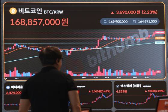 가상화폐 비트코인이 지난달 13일(현지시각) 역대 최고가를 경신했다. 사진은 14일 서울 빗썸라운지 강남본점 현황판에 표시된 비트코인 시세. [연합뉴스]