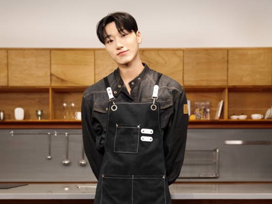 '뭘 먹고 자랐길래' 촬영 중인 산. 그는 힐링푸드로 솥뚜껑에서 굽는 푸짐한 느낌의 삼겹살을 꼽았다. 사진 HOGER