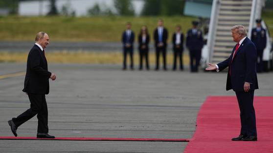 도널드 트럼프 미국 대통령과 블라디미르 푸틴 러시아 대통령이 15일 알래스카 앵커리지에서 만나고 있다. AP=연합뉴스