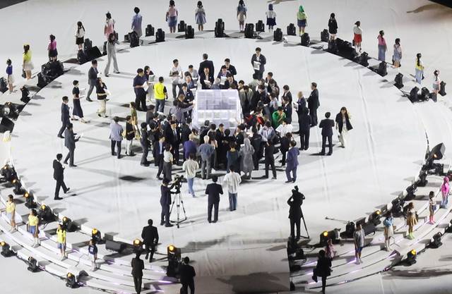 ▲ 15일 서울 광화문광장에서 열린 제21대 대통령 국민임명식 행사에서 국민대표들이 빛의 임명장을 큐브에 올려놓고 있다. 연합뉴스