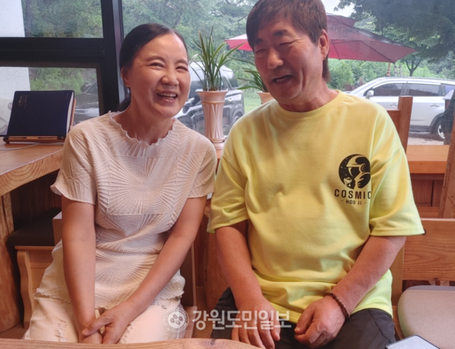 ▲ 해와 달 카페에서 가수 해와 달(홍기성·박성희 부부)이 환하게 웃고 있다.