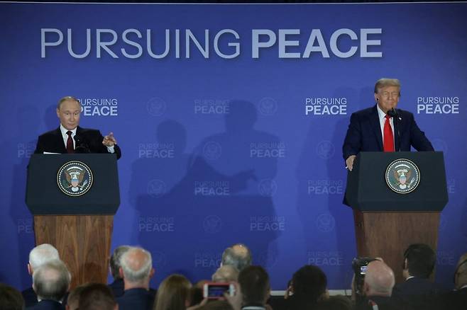 블라디미르 푸틴 러시아 대통령(왼쪽)과 도널드 트럼프 미국 대통령이 15일(현지시간) 미국 알래스카 앵커리지에서 공동 기자회견을 갖고 있다. /로이터연합뉴스