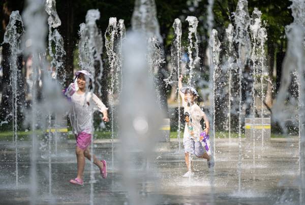 부산 부산진구 송상현 광장 바닥분수를 찾은 어린이들이 물놀이를 하며 더위를 식히고 있다. 국제신문DB