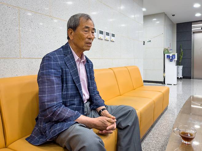Shim Jin-tae, an 83-year-old survivor of the atomic bombing of Hiroshima, speaks during an interview with the Korea JoongAng Daily in Hapcheon, South Gyeongsang, on Aug. 12. [MICHAEL LEE]