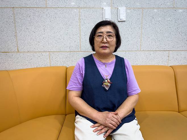 Han Jeong-soon, a 67-year-old woman whose parents were both survivors of the atomic bombing of Hiroshima, speaks during an interview with the Korea JoongAng Daily on Aug. 12. [MICHAEL LEE]