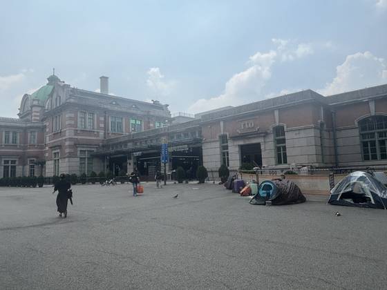 Homeless people's tents are scattered around the eastern part of the Seoul Station plaza on July 27. [LEE JIAN]