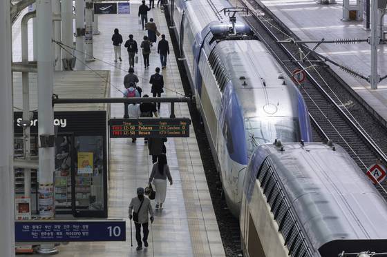 Commuters are walking through Seoul Station in Jung District, central Seoul. [YONHAP]