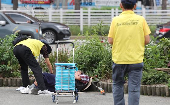 Social workers of the Dasiseogi Support Center for the Homeless help the homeless around Seoul Station. [JOONGANG ILBO]
