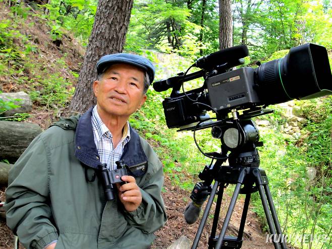 고인은 2006년 강원도 철원에 두루미를 보러 갔다가 뇌경색으로 쓰러졌다. 이때 시한부 판정을 받았지만 새에 대한 그의 열정은 꺾이지 않았다. 후유증으로 오른쪽 손과 다리가 잘 움직이지 않았지만 휠체어를 타고 전국을 돌아다니며 새를 관찰했다.&nbsp;