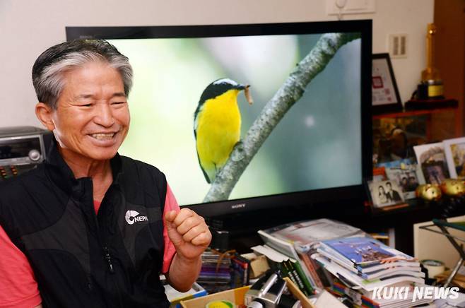 고인은 KBS ‘퀴즈탐험 신비의 세계’ 해설위원을 비롯해 TV 프로그램에 자주 출연하며 새들의 먹이 활동과 번식 등 생태를 일반인도 알기 쉽게 전달해 ‘새 박사’로 이름을 알렸다. 친숙하고 서민적 이미지 덕분에 CF 광고에 여러차례 출연했다.&nbsp;