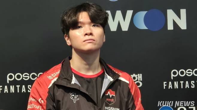 ‘킹겐’ 황성훈이 16일 오후 3시 서울 종로구 롤파크 LCK 아레나에서 열린 ‘2025 LCK’ 정규시즌 레전드 그룹 4라운드 KT 롤스터와 경기가 끝난 뒤 기자회견에 임하고 있다. 김영건 기자