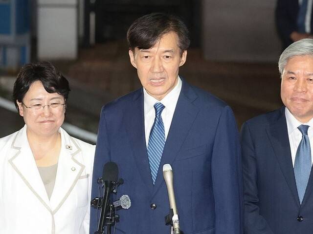 조국 전 조국혁신당 대표가 지난 15일 광복절 특별사면·복권 조치로 서울 구로구 남부교도소에서 출소하며 대국민 인사를 하고 있다. 연합뉴스