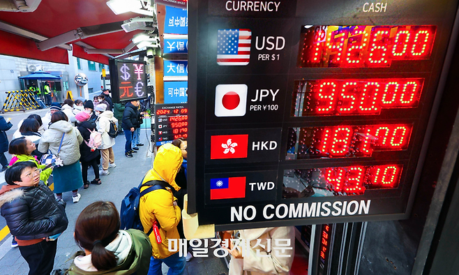 서울 중구 명동거리 환전소에 원/달러 환율 등이 표시돼 있다.  / 사진=매경 DB