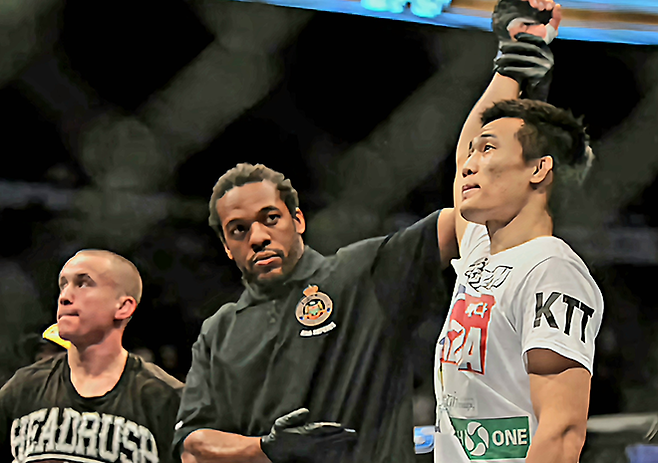 ‘코리안 좀비’ 정찬성이 2011년 12월 토론토 스코샤뱅크 아레나(당시 이름 에어 캐나다 센터) 관중 1만8303명 앞에서 UFC 페더급 타이틀 도전자 출신 마크 호미닉을 1라운드 7초 펀치 KO로 꺾은 후 승리 선언을 받고 있다. 사진=TKO