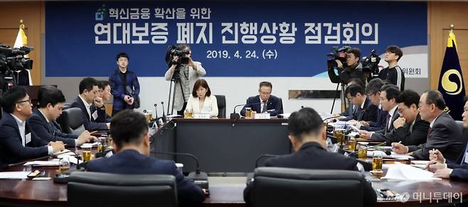 김용범 금융위원회 부위원장이 24일 오전 종로구 정부서울청사에서 열린 '연대보증 폐지 진행상황 점검회의'에서 모두발언을 하고 있다./사진=이기범 기자