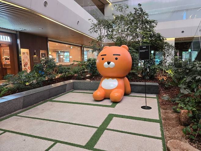 1층부터 방문객을 맞이하는 라이언 조형물의 모습. 귀찮게 하는 사람들이 많았는지 축 늘어져있다./사진=카카오 아지트 방문에 신난 이찬종 기자