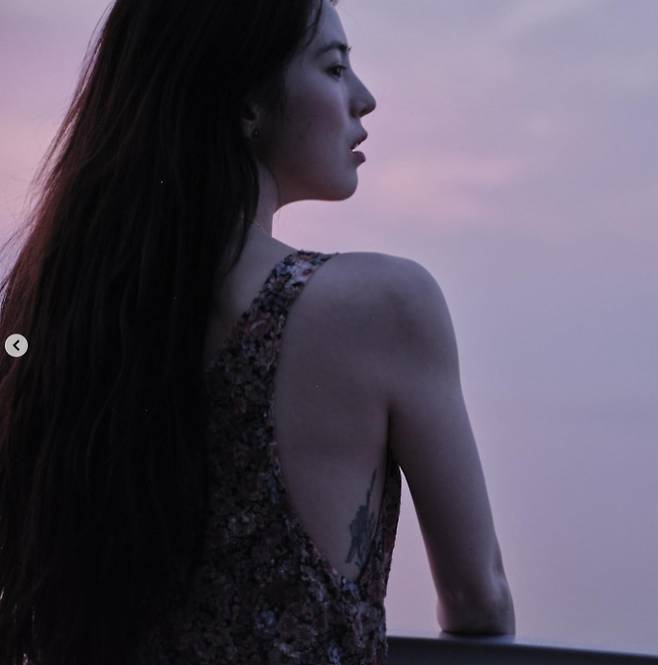 배우 한소희가 타투로 아찔한 매력을 뽐냈다. /사진=한소희 인스타그램