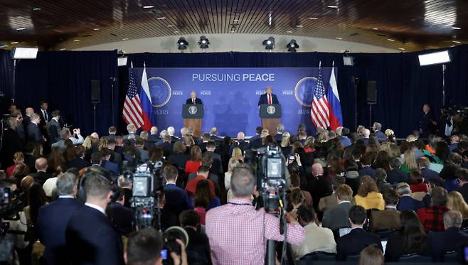 도널드 트럼프 미국 대통령(오른쪽)과 블라디미르 푸틴 러시아 대통령이 15일 알래스카주 앵커리지 엘먼도프-리처드슨 합동 기지에서 회담을 마치고 공동 기자회견을 하고 있다. /사진=로이터