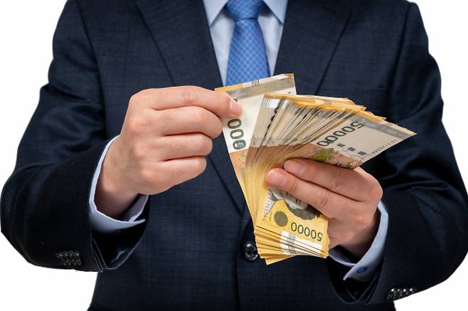 예대마진 확대에 따른 실적 호조를 기록한 은행과 증시 활황의 수혜를 본 증권사를 중심으로 올 상반기 직원 평균 급여가 1억원을 훌쩍 넘었다.사진은 기사 내용과 무관한 이미지. /사진=클리파트코리아