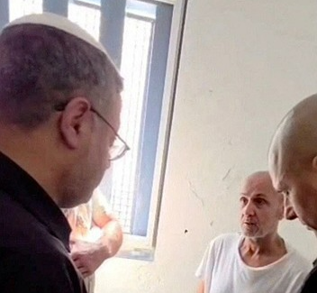 장기 수감 중인 팔레스타인 지도자 바르구티를 감옥에 찾아가 만난 벤 그비르 이스라엘 국가안보장관. 벤 그비르 장관 엑스 로이터 연합뉴스