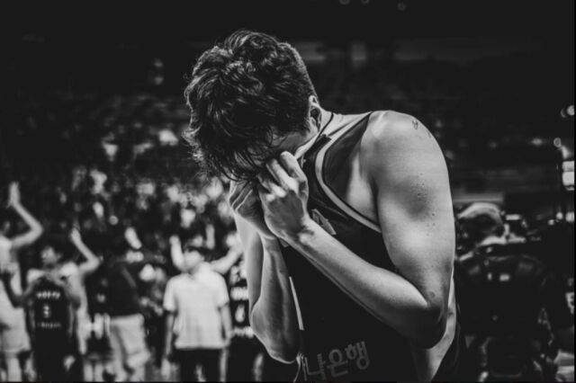 이현중이 중국전 패배 후 눈물을 훔치고 있다. /FIBA 제공
