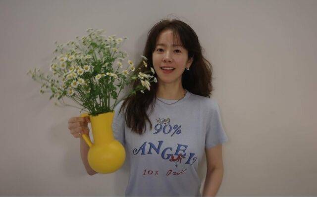 데이지꽃병을 들고 포즈를 취한 배우 한지민. /한지민 소셜미디어