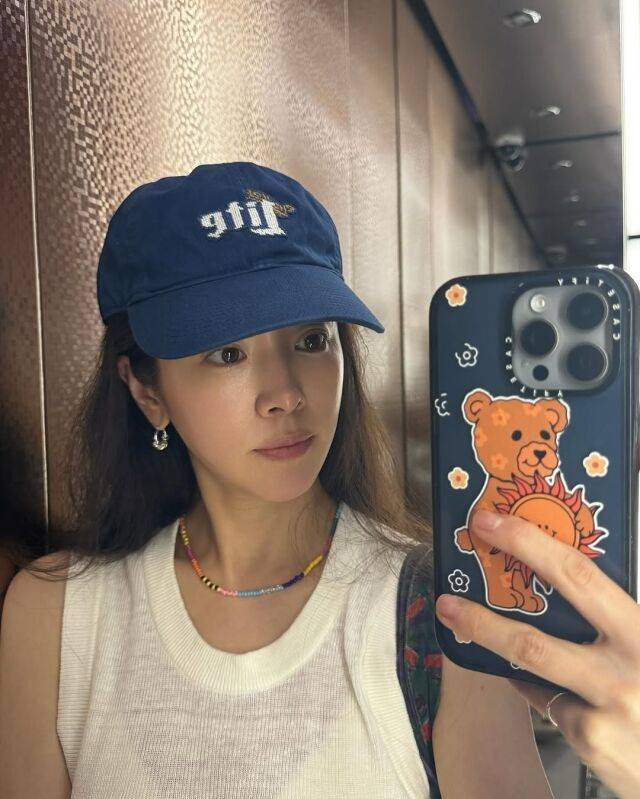 셀카를 찍고 있는 배우 한지민. /한지민 소셜미디어