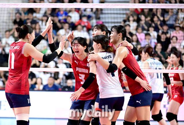 2025년 8월 16일 경상남도 진주실내체육관에서 '2025 코리아인비테이셔널 진주 국제여자배구대회' 대한민국과 일본의 경기가 열렸다. 대한민국 선수들이 기뻐하고 있다./진주=유진형 기자
