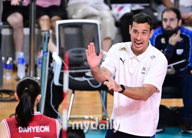 2025년 8월 16일 경상남도 진주실내체육관에서 '2025 코리아인비테이셔널 진주 국제여자배구대회' 대한민국과 일본의 경기가 열렸다. 대한민국 모랄레스 감독이 작전을 지시하고 있다./진주=유진형 기자