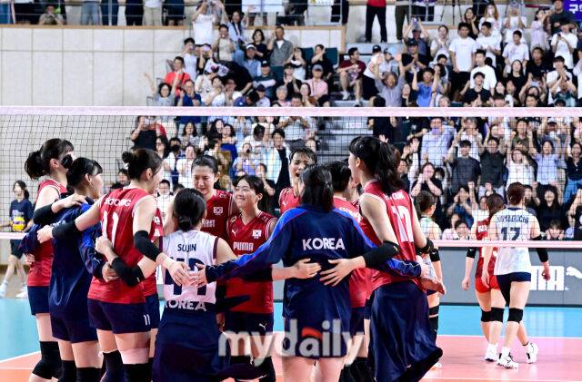 2025년 8월 16일 경상남도 진주실내체육관에서 '2025 코리아인비테이셔널 진주 국제여자배구대회' 대한민국과 일본의 경기가 열렸다. 대한민국이 세트 스코어 3-2(25-18, 19-25, 20-25, 25-21, 15-12) 로 승리한 뒤 기뻐하고 있다./진주=유진형 기자