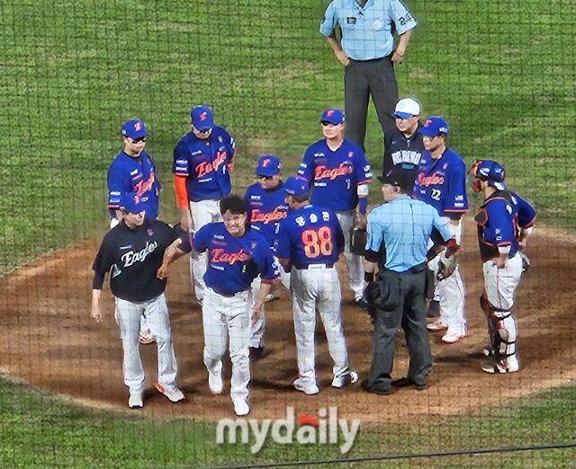 한화 이글스 문동주가 강습 타구에 맞고 고통을 호소하고 있다./창원=심혜진 기자