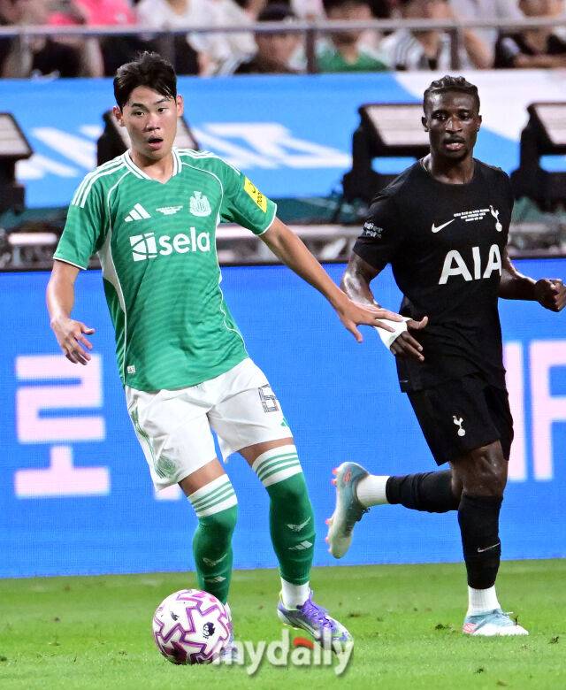 2025년 8월 3일 오후 서울월드컵경기장에서 쿠팡플레이 시리즈 '토트넘 홋스퍼 FC와 뉴캐슬 유나이티드 FC'의 경기가 열렸다.뉴캐슬 박승수가 공격하고 있다.